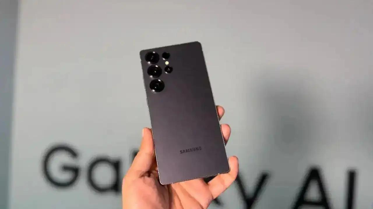 Samsung Galaxy S26: दुनिया के पहले 2nm चिपसेट और धांसू AI के साथ लॉन्च हुई S26 सीरीज, आईफोन के उड़े होश!