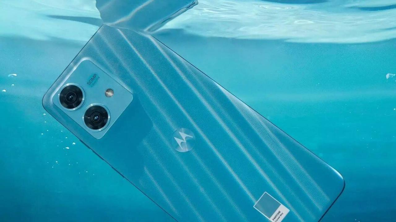 पानी में भी नहीं होगा खराब! Motorola का प्रीमियम वाटरप्रूफ फोन हुआ बेहद सस्ता; जानें कहां मिल रही है सबसे बड़ी छूट